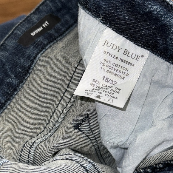 Judy Blue Size 15/32 High Rise Embroidered Stars Starlight Skinnies Jean Raw Hem - Picture 8 of 10